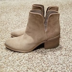 Hinge bootie